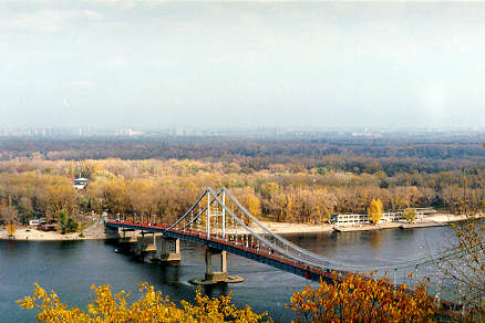 Киев. Днепр. Пешеходный мост